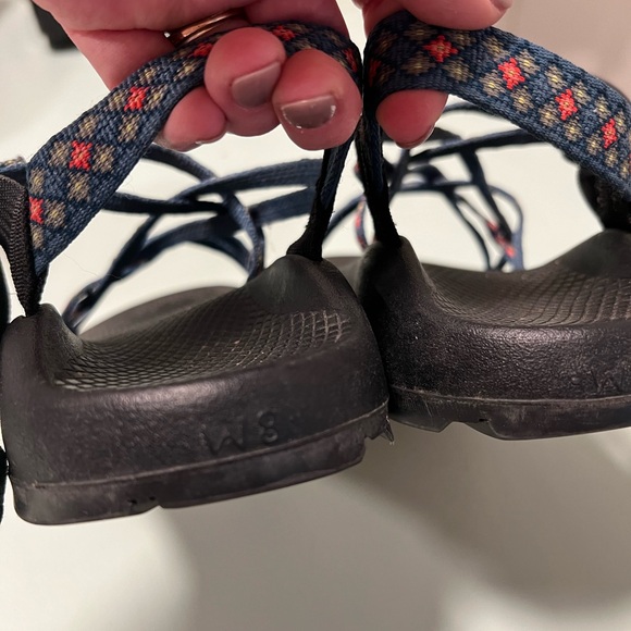 Chaco Women’s diamond print blue and pink sandals size 8 double strap - Picture 2 of 4